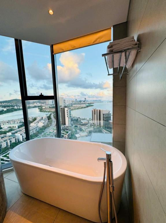 A La Carte Ha Long Paradise Bay – Ha Long Bay